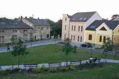 Kollárovo náměstí, kdysi klidné místo k životu, po otevření Tesca je tomu naopak. FOTO - Jiří Červín