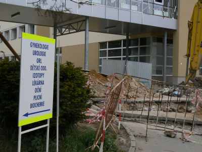 V kolínské nemocnici se stále pracuje na nových operačních sálech, jak potvrzuje fotka Jiřího Červína