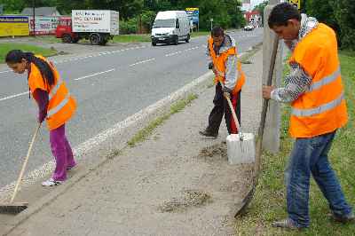 Romové vykonávají veřejně prospěšné práce. Foto - O.S. Prostor