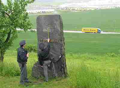 Policie vyšetřuje květnovou krádež bronzového autíčka z pomníku u Ovčár. Foto - Jan Virgala