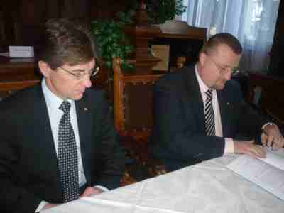 Za AVE CZ smlouvu podepsali Dr. Peter Hodecek (vlevo) a Mgr. Roman Mužík. Foto - Michal Černý