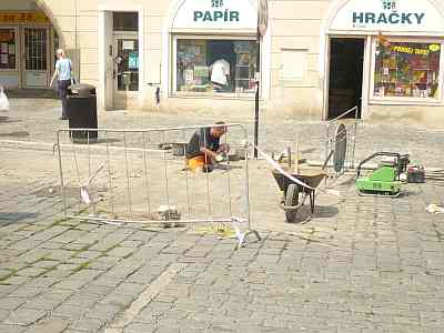 Nedávno se opravovala dlažba na Karlově náměstí. Foto - Jirka Červín