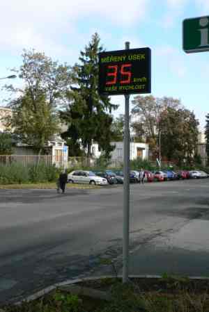 Měřič rychlosti v Žižkově ulici na snímku Jirky Červína
