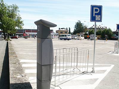 Z poloviny parkoviště, z poloviny autobusové nádraží