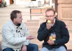 Jakub a Ondřej Plašilovi jedí jablko. Budou vyhnáni z ráje? Foto - www.ondrejplasil.cz