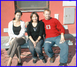 Šéfka útulku Alice Kubíčková s Martou Kubišovou před kolínským domovem pro opuštěné psy