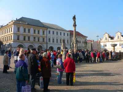 Morový sloup v obležení občanů při včerejší návštěvě premiéra Topolánka v Kolíně